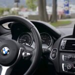 menyetir mobil